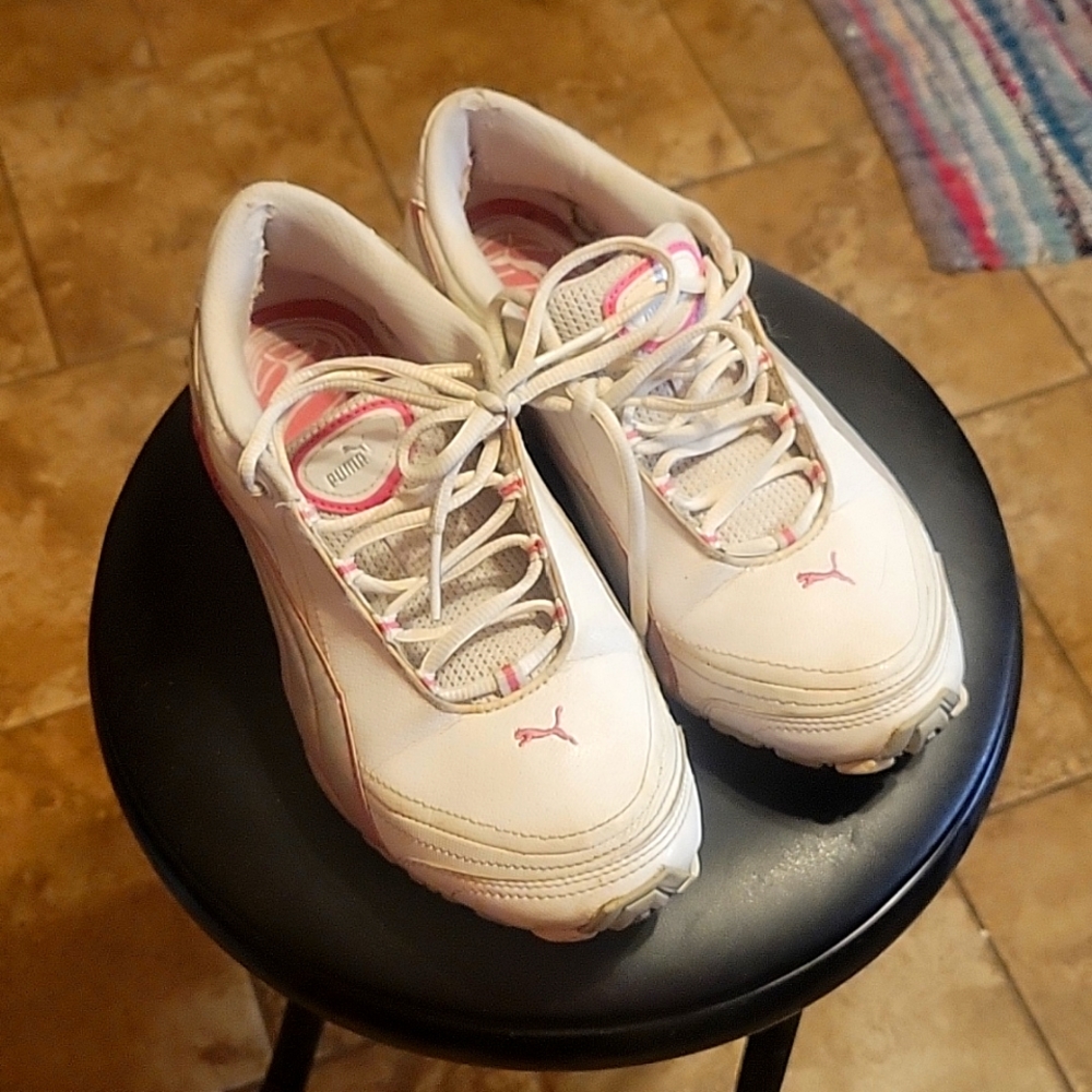 8.5 white/pink Pumas